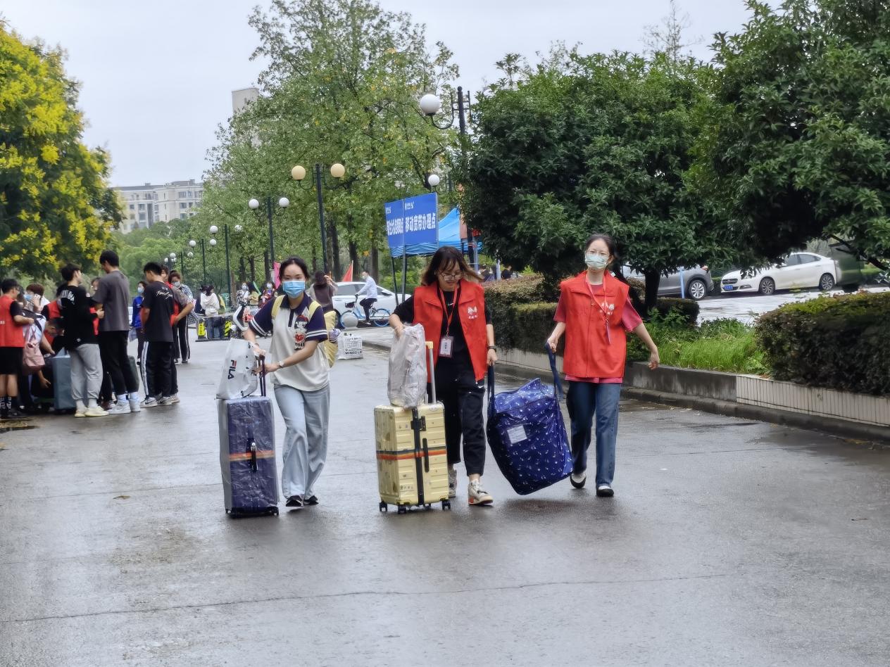 韩国成人电影
志愿者帮新生搬运行李