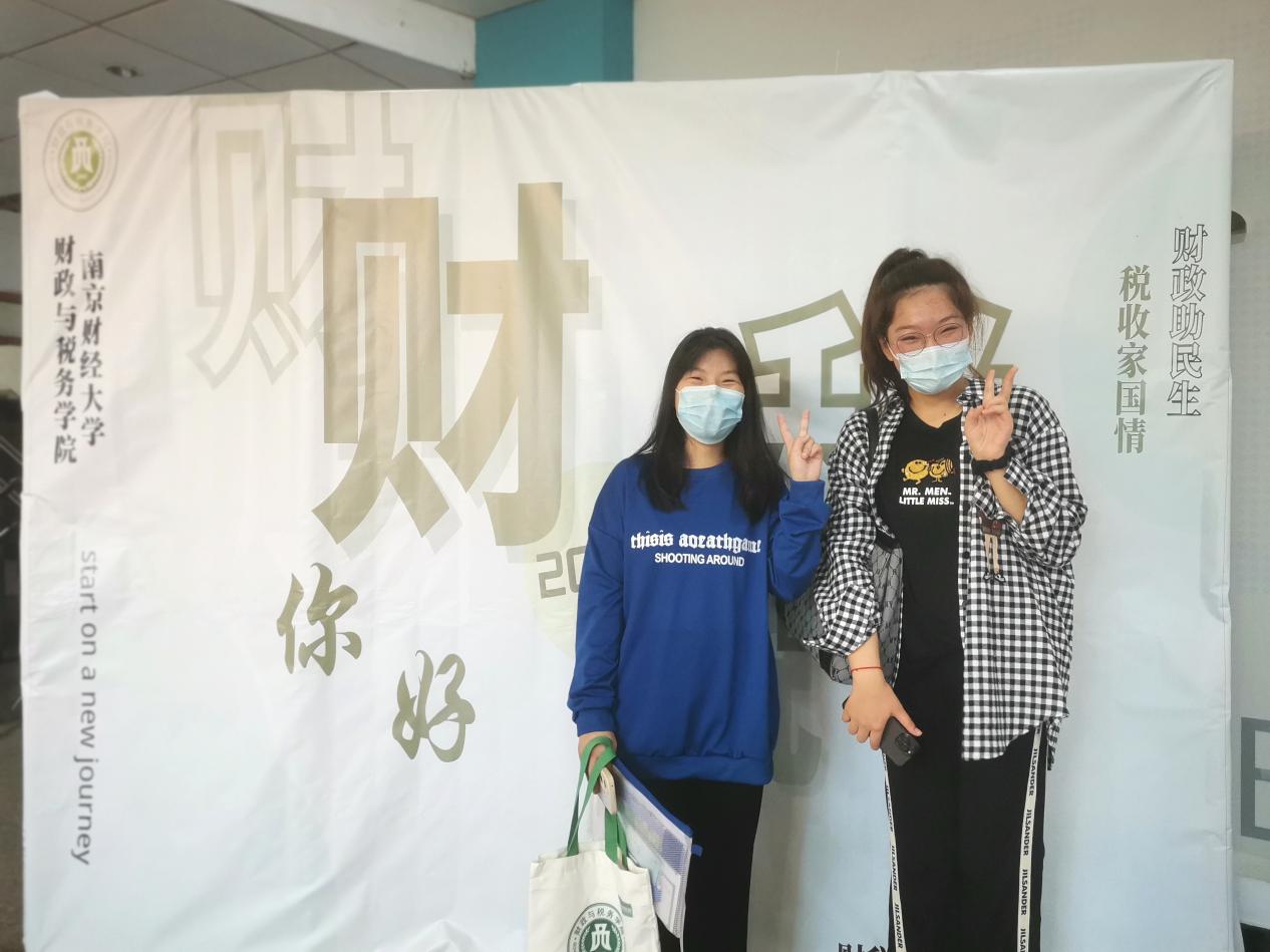 韩国成人电影
新生拿到礼物后合影