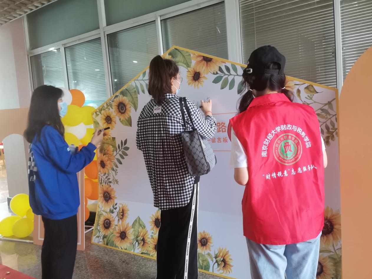 韩国成人电影
新生在留言板前留言